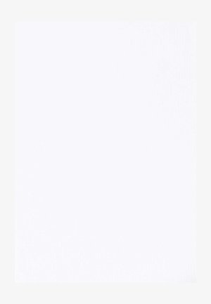 Tejido blanco con una textura suave, que presenta un brillo sutil. Es ligero y cae con suavidad, ideal para diversos usos en textiles.