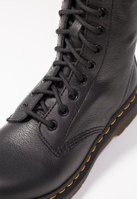 Dr. Martens Šněrovací vysoké boty - black
