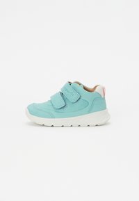 Jasnoniebieski sneaker wykonany z zamszu i siateczki, wyposażony w dwa rzepy, białą podeszwę oraz mały różowy akcent na pięcie.