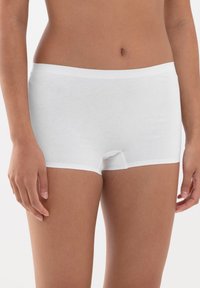 Vita bomullskalsonger för pojkar med en mjuk textur, låg midja, och kontrasterande resårband, med en sömlös front och klipp till mitten av låret.