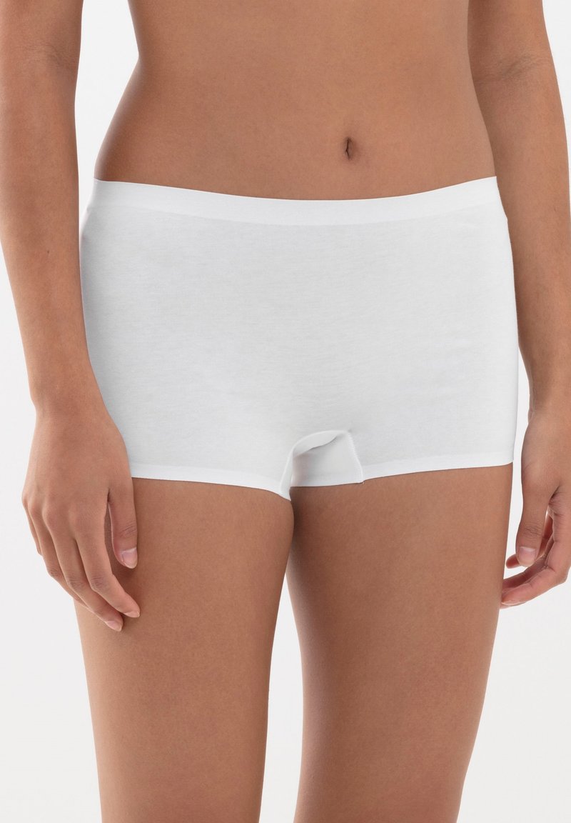 Vita bomullskalsonger för pojkar med en mjuk textur, låg midja, och kontrasterande resårband, med en sömlös front och klipp till mitten av låret.