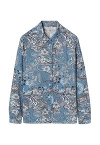 Camisa de manga larga en tejido azul claro con intrincados patrones de cachemira y florales en negro y blanco. Presenta un cuello puntiagudo y botones en la parte delantera.