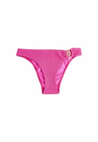 Růžové bikiny s texturovaným vnějším povrchem, hladkým vnitřním podšívkou a zlatým logem na boku.