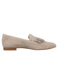 Mocassin en daim beige avec détail pompon sur le dessus et petit talon marron, présenté de profil sur fond blanc.