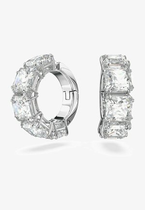 Gennemsigtige cubic zirconia øreringe med en sølvfarvet metalindfatning, der har rektangulære sten i et løbende, moderne design.
