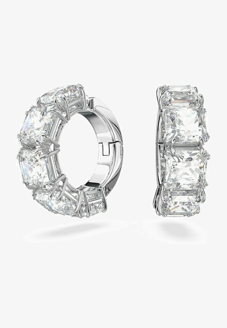 Boucles d'oreilles en zirconia cubique transparent avec un cadre en métal argenté, présentant des pierres rectangulaires dans un design moderne en boucle.