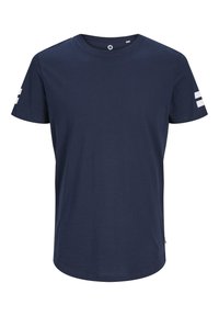 Camiseta de algodón azul marino con cuello redondo, mangas cortas y dos franjas blancas en la manga izquierda, con un dobladillo recto.