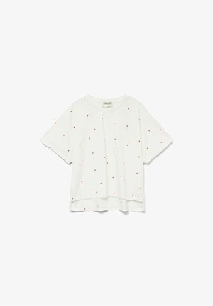 Biała koszulka z krótkim rękawem i okrągłym dekoltem, z małymi czerwonymi wzorami serc na całej powierzchni oraz luźnym krojem z nieco dłuższym tyłem.