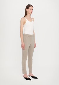MM EFFETTO - Trousers - sand