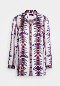 Chemise de pyjama en soie avec un motif géométrique audacieux en rouge, bleu et noir, dotée d'un col cranté et d'une poche poitrine unique.