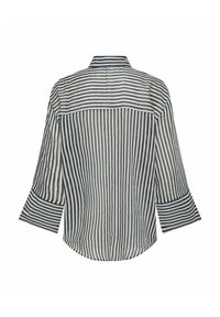 Camisa rayada con cuello tipo polo, mangas de tres cuartos y dobladillo curvado. Los colores son marino y crema con rayas verticales.