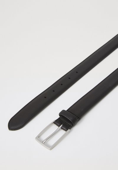Cintura in pelle nera con una texture liscia e sofisticata, dotata di una fibbia in metallo argento e cinque fori per una vestibilità regolabile.