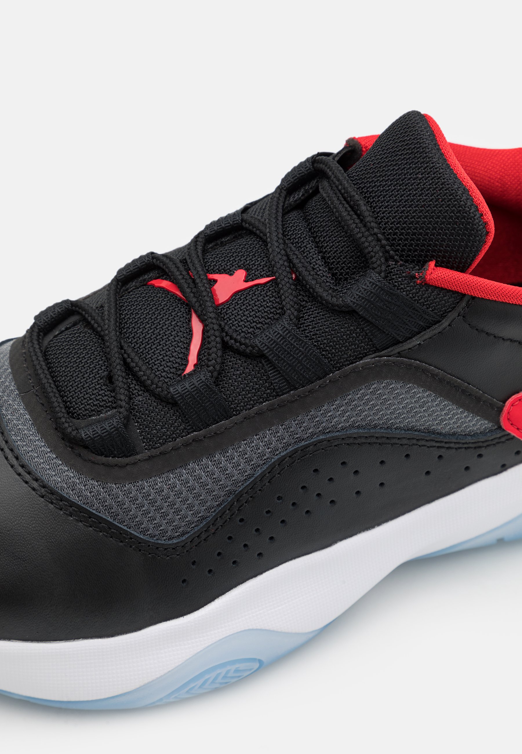 Jordan AIR 11 CMFT LOW - Basketbola apavi - black/university  red/white/melns - Zalando.lv