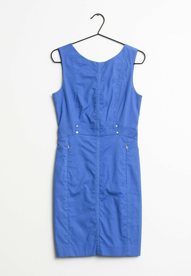 Robe bleue sans manches longueur genou avec poches zippées, présentée sur un cintre noir sur fond blanc.