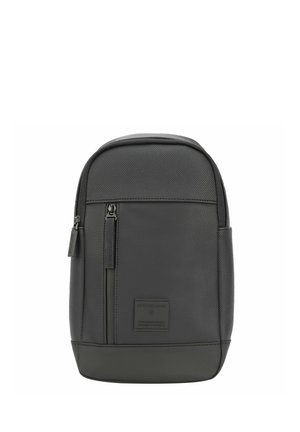 Zaino nero testurizzato con parte superiore arrotondata, una tasca frontale con zip e una patch di marca sul fondo. Accenti lisci alla base.