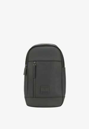 Czarny plecak teksturowany z zaokrąglonym wierzchem, przednią kieszenią na zamek i logo na dole. Gładkie akcenty na podstawie.