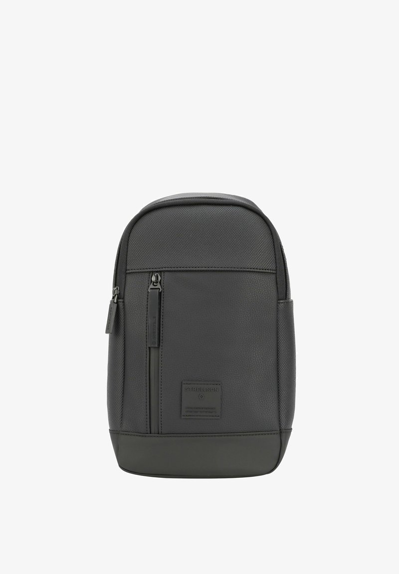 Zaino nero testurizzato con parte superiore arrotondata, una tasca frontale con zip e una patch di marca sul fondo. Accenti lisci alla base.