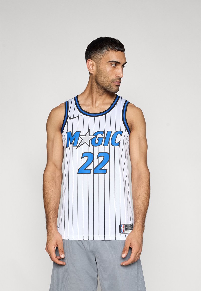 Weißes Basketball-Trikot mit vertikalen blauen Streifen, mit "MAGIC" in Blau, einer Stern-Grafik und der Nummer 22 in kräftigem Blau.