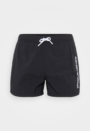 Juodi maudymosi šortai, pagaminti iš lengvos medžiagos, su tekstūruotu paviršiumi, balta raištelių uždarymo detalė ir "Emporio Armani" logotipas atspausdintas šone.