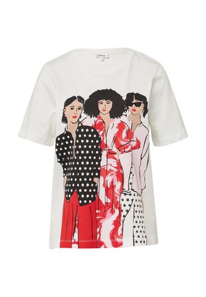 Biały t-shirt z grafiką trzech kobiet noszących wzorzyste i kolorowe ubrania, w tym w groszki, czerwone spodnie i okulary przeciwsłoneczne.