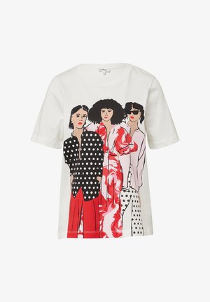 Hvid t-shirt med grafik af tre kvinder iført mønstrede og farverige tøj, herunder polkaprikker, røde bukser og solbriller.