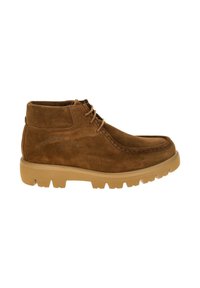 Botas de ante marrón hasta el tobillo con punta redondeada y suela de goma gruesa. Presentan costuras decorativas y cierre de cordones en la parte frontal. Superficie superior texturizada.