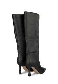Stivali neri in pelle al ginocchio con punta affusolata, tacco a stiletto stretto e texture liscia, caratterizzati da rifiniture a cucitura verticale.
