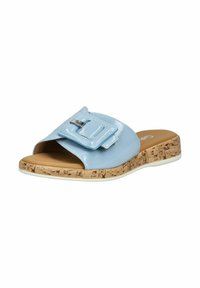 Sandale glissière en vernis bleu clair avec une large sangle dotée d'une boucle métallique et d'une semelle en liège texturée. Design à bout ouvert avec un semelle intérieure beige.