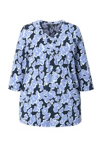 Sininen kukkakuosiset paita, jossa on V-pääntie, kolmannes hihat ja löysä istuvuus. Valmistettu pehmeästä kankaasta, jossa on tumma tausta.