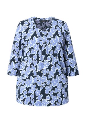 Bluse mit blauem Blumenmuster, V-Ausschnitt, dreiviertel Ärmeln und lockerer Passform. Hergestellt aus weichem Stoff mit dunklem Hintergrund.