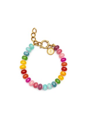 Bracelet coloré en perles composé de perles en verre lisses et rondes de couleurs variées. Il présente une chaîne et un fermoir en ton doré avec un charme circulaire.