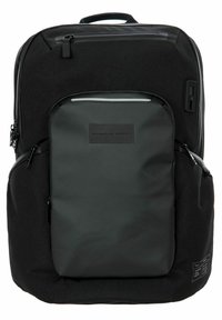 Mochila negra con una textura suave y mate y acentos brillantes. Presenta múltiples bolsillos, cremalleras y un logotipo prominente en la parte frontal.