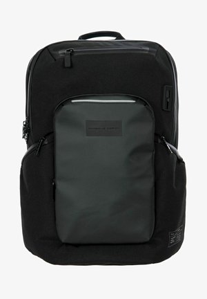 Zwarte rugzak met een gladde, matte textuur en glanzende accenten. Beschikt over meerdere vakken, ritsen en een opvallend logo aan de voorkant.