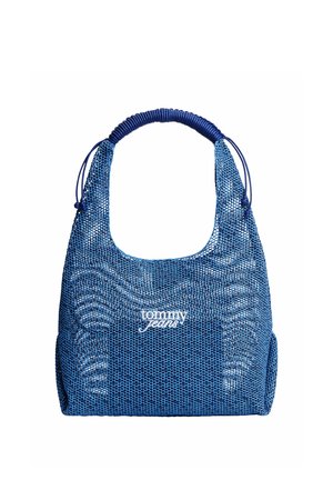 Niebieska tkana torba na ramię z owiniętym uchwytem i haftowanym logo "tommy jeans" na środku z przodu.