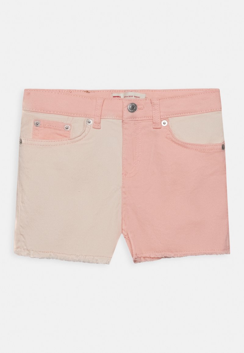 Shorts en denim taille haute avec un design en blocs de couleurs, présentant des teintes rose clair et beige, cinq poches, et un ourlet effiloché. Accents en métal argenté.