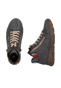 Deux bottines gris foncé à lacets avec fermetures éclair latérales et cols en tissu tricoté multicolore, vues de dessus et de côté.