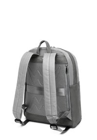 Grauer Rucksack mit einem Netzrücken, gepolsterten Trägern, Reißverschlussverschluss und Seitentaschen. Verfügt über ein strukturiertes Muster und verstellbare Schultergurte.