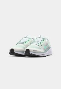 Lichte atletiekschoenen met een mintgroen mesh bovenwerk, witte accenten en een zwarte rubberen buitenzool. Voorzien van veters en een gevoerde kraag.