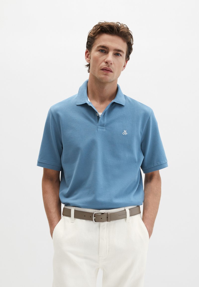 Marc O'Polo SHORT SLEEVE BUTTON PLACKET SLITS AT HEM EMBROIDERY ON CHEST - Polo - provincial blue