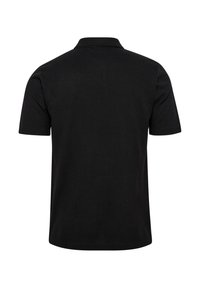 Svart pikétröja i mjuk bomull. Korta ärmar, klassisk krage och en enkel baksida. Inga logotyper eller grafiska tryck synliga.