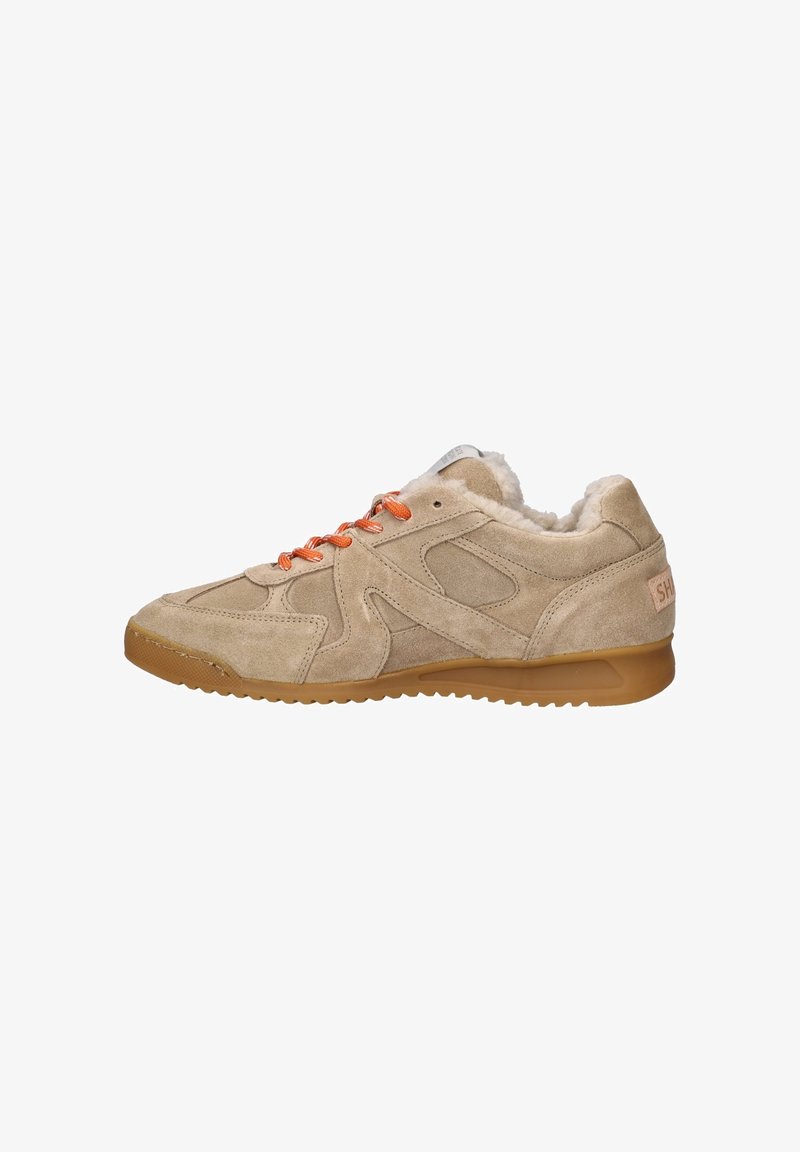 Beige suède sneakers met oranje veters, gumzool en witte fleece voering, zijaanzicht op een witte achtergrond.