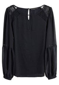 Blusa negra de tela suave con mangas largas transparentes, detalles de encaje en los hombros y un pequeño escote en forma de lágrima.