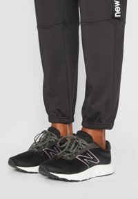 New Balance 520V8 - Katujuoksukengät - black