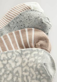 Fünf Paar Knöchelsocken: weiß mit Streifen, hellgrau mit Sprenkeln, beige gestreift und grau mit Leopardenmuster. Weicher Strickstoff.