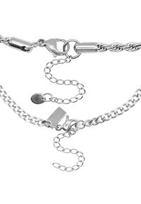 Bracciale in argento con maglie intrecciate, chiusura a gancio, catena di estensione e un piccolo pendente con la parola "hbm."