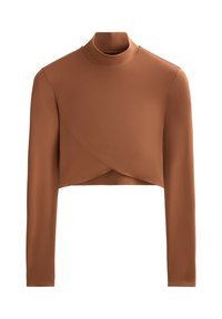 Bruine, strakke cropped top met hoge kraag en lange mouwen. Bevat een asymmetrisch ontwerp met overlappende panelen in een gladde stof.