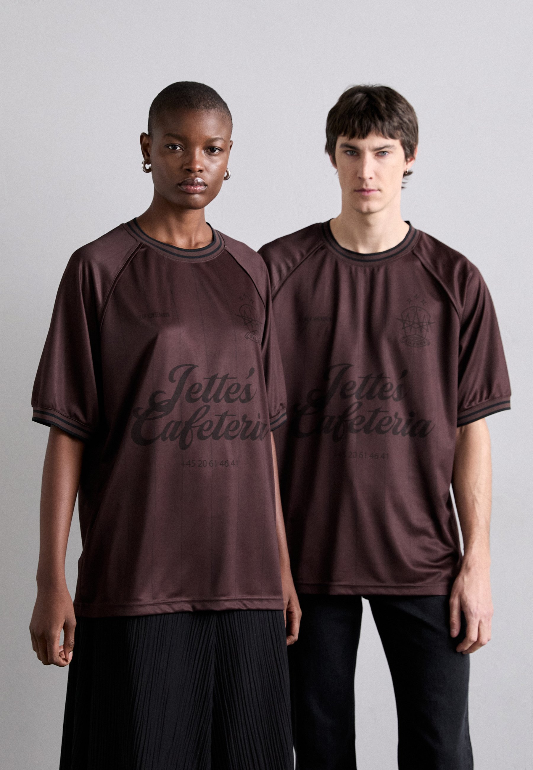 【関税込み】Han Kjobenhavn グレー ロゴ 半袖 サッカーシャツ Han Kjobenhavn Black 'Successor' Printed Long Sleeve T-shirt