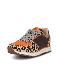 Zapatillas con estampado de leopardo y acentos en marrón y naranja. Presentan materiales texturizados, cordones grises y una suela blanca acolchada.