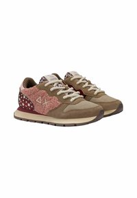 Sneakers marroni e rosa con texture miste, tra cui suede e pile. Presentano motivi a stella, lacci spessi e suola in gomma.