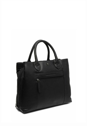 Bolso de mano de cuero negro con dos asas, bolsillo frontal con cremallera y bordes redondeados, mostrado en un ángulo ligero sobre fondo blanco.